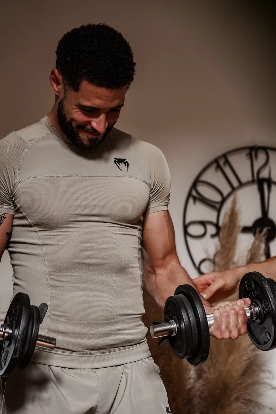 Client soulevant des haltères pendant une séance de renforcement musculaire à domicile